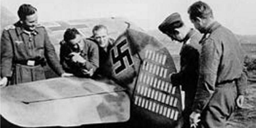 JG 5 påførte russerne store tap i Murmansk-området. Her maler Ehrler nok et nedskutt fly på haleroret. JG 5 påførte russerne store tap i Murmansk-området. Her maler Ehrler nok et nedskutt fly på haleroret.