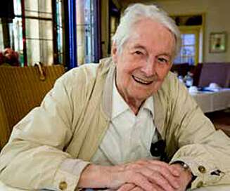 94 år gammel er den tidligere ishavsflygeren Walter Schuck fortsatt i full vigør. Takket være innsatsen hans ble Ehrler benådet på tampen av krigen. 94 år gammel er den tidligere ishavsflygeren Walter Schuck fortsatt i full vigør. Takket være innsatsen hans ble Ehrler benådet på tampen av krigen.