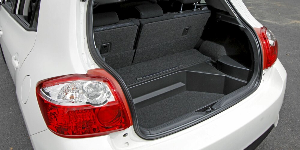 KNAPP HYBRID-PLASS: Batteripakken i Toyota Auris HSD stjeler en merkbar del av bagasjeplassen. FOTO: Petter Handeland KNAPP HYBRID-PLASS: Batteripakken i Toyota Auris HSD stjeler en merkbar del av bagasjeplassen. FOTO: Petter Handeland
