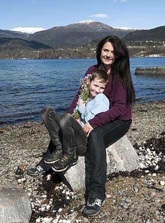 TAKKNEMLIG: Mamma Wenche Synnøve (39) tenker ofte på hvor heldig hun er som får holde rundt en frisk og fornøyd elleveåring. Kontrasten til den dramatiske tiden på sykehuset er stor. (Foto: Tor Erik H. Mathiesen) TAKKNEMLIG: Mamma Wenche Synnøve (39) tenker ofte på hvor heldig hun er som får holde rundt en frisk og fornøyd elleveåring. Kontrasten til den dramatiske tiden på sykehuset er stor. (Foto: Tor Erik H. Mathiesen)