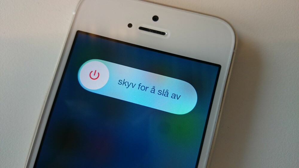 SLÅ AV IPHONE: Et lett trykk på av-knappen slår ikke telefonen helt av. SLÅ AV IPHONE: Et lett trykk på av-knappen slår ikke telefonen helt av.