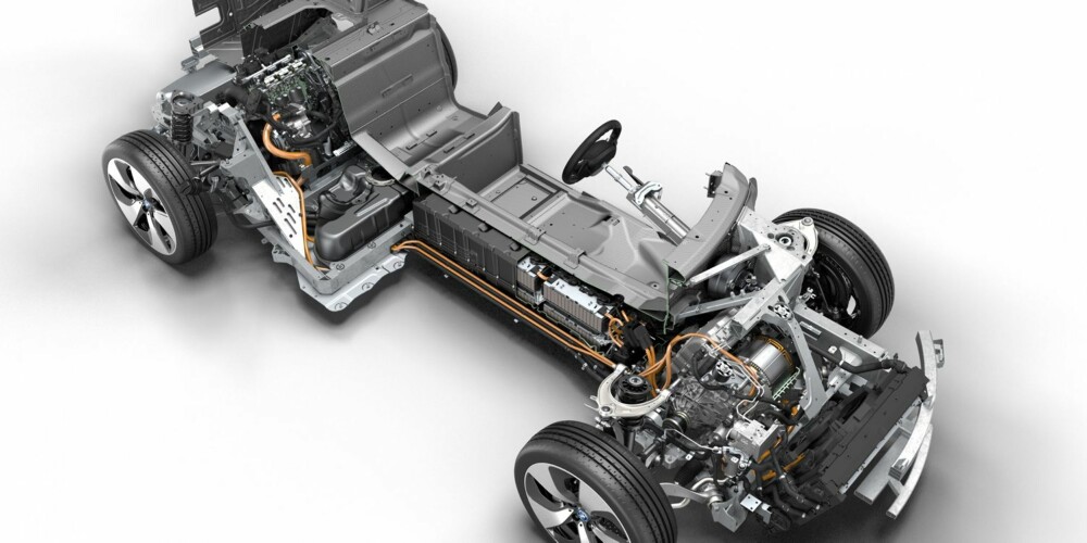 FORAN: Forhjulene drives av en elektrisk motor som yter 96 kW/131 hk og 250 Nm, via en totrinns automatisk overføring. Førstegir benyttes kun når i8 kjøres på ren eldrift. Andre trinn slår inn når elmotoren jobber sammen med forbrenningsmotoren. BATTERI En batteripakke ligger sentral og lavt i bilen. Det er standard litiumion-batterier med væskekjøling og en utnyttbar kapasitet oppgitt til 7,1 kWt. Rett bak batteriene ligger bensintanken på 30 liter, mulig å få med 42 liters tank. BAK: Bak sitter en 1,5-liters, 3-sylindret motor som yter 231 hk og 320 Nm. Kraften sendes til bakhjulene med en sekstrinns automatkasse. FORAN: Forhjulene drives av en elektrisk motor som yter 96 kW/131 hk og 250 Nm, via en totrinns automatisk overføring. Førstegir benyttes kun når i8 kjøres på ren eldrift. Andre trinn slår inn når elmotoren jobber sammen med forbrenningsmotoren. BATTERI En batteripakke ligger sentral og lavt i bilen. Det er standard litiumion-batterier med væskekjøling og en utnyttbar kapasitet oppgitt til 7,1 kWt. Rett bak batteriene ligger bensintanken på 30 liter, mulig å få med 42 liters tank. BAK: Bak sitter en 1,5-liters, 3-sylindret motor som yter 231 hk og 320 Nm. Kraften sendes til bakhjulene med en sekstrinns automatkasse.