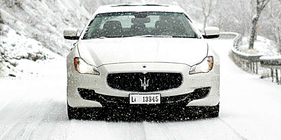SLEIPT: Snøen møter 530 hk Quattroporte, ting blir mer vrient og plutselig skulle vi ønske at Quattroporte hadde quattro. FOTO: Lee Brimble SLEIPT: Snøen møter 530 hk Quattroporte, ting blir mer vrient og plutselig skulle vi ønske at Quattroporte hadde quattro. FOTO: Lee Brimble