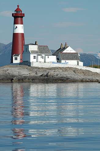 LOFFING I LOFOTEN: Vakre Lofoten er et velegnet reisemål for øyhoppere med bærbar båt. Særlig innsiden av fjellmassivet er mye benyttet av kajakkpadlere. FOTO: Arne Otto Iversen LOFFING I LOFOTEN: Vakre Lofoten er et velegnet reisemål for øyhoppere med bærbar båt. Særlig innsiden av fjellmassivet er mye benyttet av kajakkpadlere. FOTO: Arne Otto Iversen