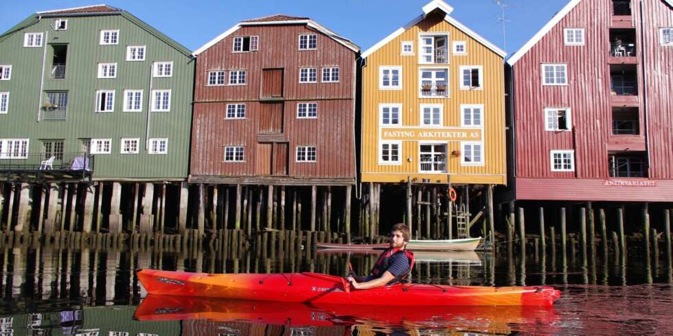 PÅ TRØNDERSK VIS: Kajakktur på Nidelva er et godt utgangspunkt for oppdagerferd gjennom Trondheims mangslungne severdigheter. FOTO: Arne Otto Iversen PÅ TRØNDERSK VIS: Kajakktur på Nidelva er et godt utgangspunkt for oppdagerferd gjennom Trondheims mangslungne severdigheter. FOTO: Arne Otto Iversen