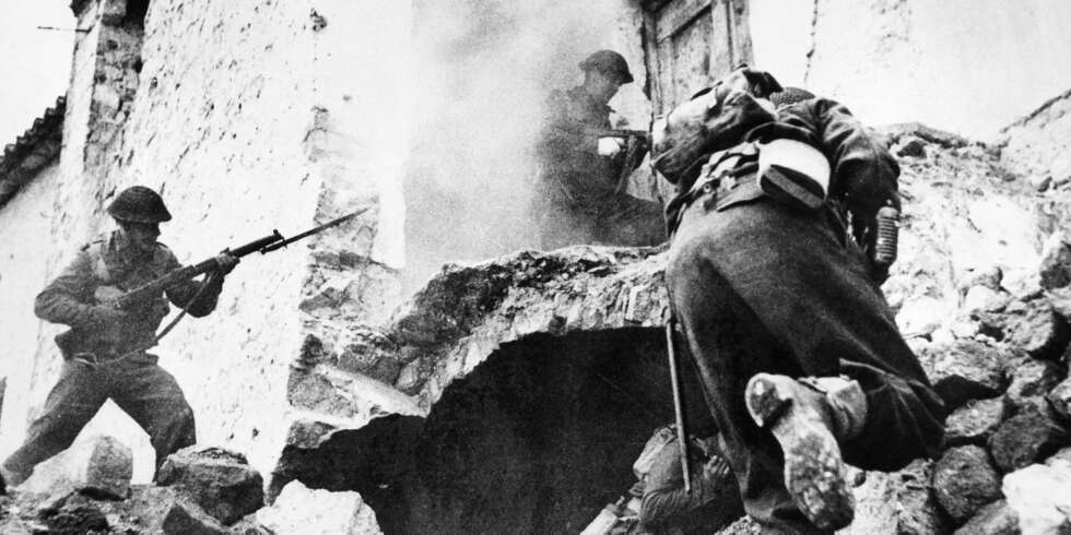 Gatekampene i Cassino kunne like gjerne funnet sted i Stalingrad. På bildet angriper soldater fra New Zealand byen der tyskerne gravde seg ned i ruinene og kjempet om hvert eneste hus. Gatekampene i Cassino kunne like gjerne funnet sted i Stalingrad. På bildet angriper soldater fra New Zealand byen der tyskerne gravde seg ned i ruinene og kjempet om hvert eneste hus.