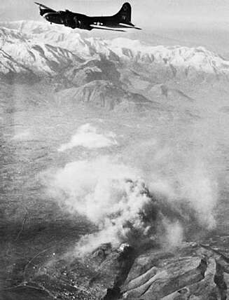 250 bombefly droppet 350 tonn sprengstoff på klosteret på Monte Cassino 15. februar 1944, men det tok enda tre måneder før de allierte styrkene nådde toppen. 250 bombefly droppet 350 tonn sprengstoff på klosteret på Monte Cassino 15. februar 1944, men det tok enda tre måneder før de allierte styrkene nådde toppen.