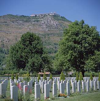 Klosteret på Monte Cassino ble bygget opp igjen etter krigen, men de enorme krigskirkegårdene vitner om tragediene som fant sted. De allierte mistet 55 000 mann, tyskerne minst 20 000 i kampene våren 1944. Klosteret på Monte Cassino ble bygget opp igjen etter krigen, men de enorme krigskirkegårdene vitner om tragediene som fant sted. De allierte mistet 55 000 mann, tyskerne minst 20 000 i kampene våren 1944.