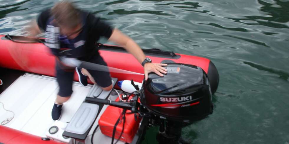 KULT: Rorkulten har fått en overhaling med powertrim lett tilgjengelig. Selv med snorstart er motoren enkel å dra i gang. FOTO: Terje Haugen KULT: Rorkulten har fått en overhaling med powertrim lett tilgjengelig. Selv med snorstart er motoren enkel å dra i gang. FOTO: Terje Haugen