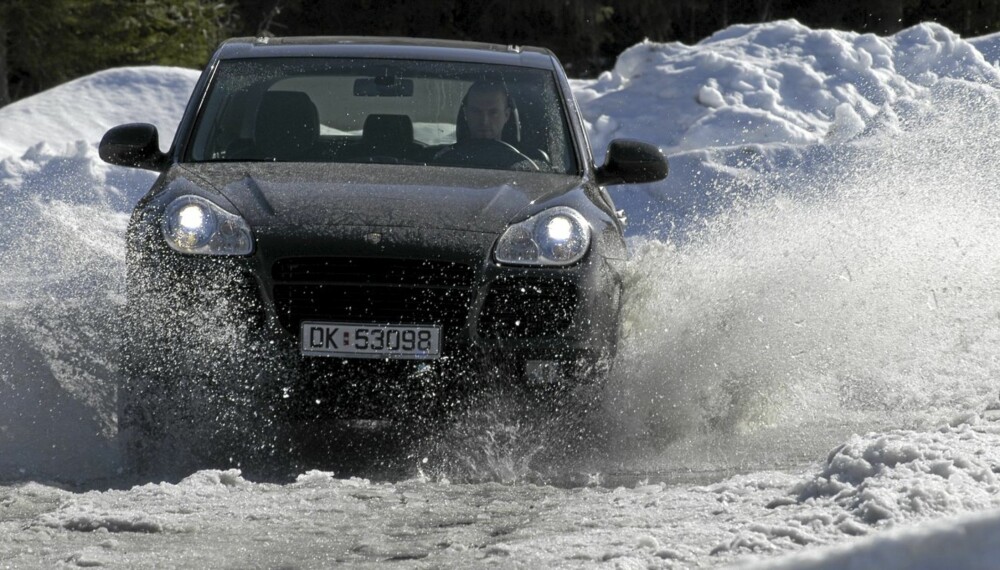 LITT TØFFERE: SUV-er har mer bakkeklaring, og med unntak for de rimeligste modellene har de også firehjulsdrift. Det gjør dem ettertraktet i et land med lang vinter. Her tar en Porsche Cayenne et avkjølende bad. FOTO: Terje Bjørnsen LITT TØFFERE: SUV-er har mer bakkeklaring, og med unntak for de rimeligste modellene har de også firehjulsdrift. Det gjør dem ettertraktet i et land med lang vinter. Her tar en Porsche Cayenne et avkjølende bad. FOTO: Terje Bjørnsen