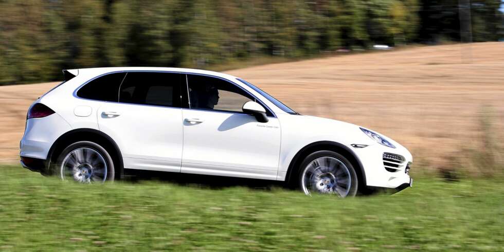 DIESEL: At ikke Porsche Cayenne Diesel drar fra alt og alle spiller mindre rolle. Den går fort nok for de fleste, og på våre veier handler sportslighet i liten grad om rå motorkraft. DIESEL: At ikke Porsche Cayenne Diesel drar fra alt og alle spiller mindre rolle. Den går fort nok for de fleste, og på våre veier handler sportslighet i liten grad om rå motorkraft.