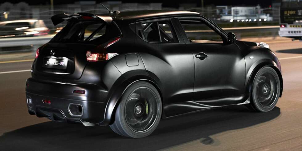 DARK SIDE OF THE JUKE: Mattsvarte Nissan Juke-R viser seg frem i gatene i Dubai. DARK SIDE OF THE JUKE: Mattsvarte Nissan Juke-R viser seg frem i gatene i Dubai.
