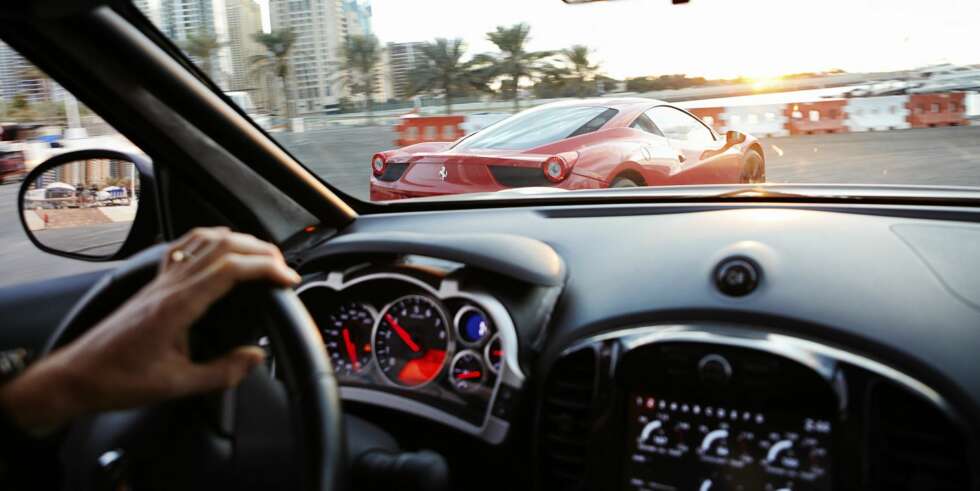 DUELL: 485 hk mot 570 hk, 587 Nm mot 540 Nm, 1806 kg mot 1485 kg. Nissan Juke-R i duell med Ferrari 458 Italia. DUELL: 485 hk mot 570 hk, 587 Nm mot 540 Nm, 1806 kg mot 1485 kg. Nissan Juke-R i duell med Ferrari 458 Italia.