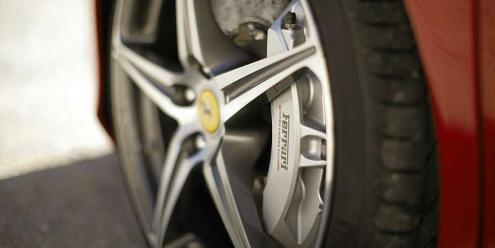 FERRARI: 458 Spider sitter som støpt på veien. FERRARI: 458 Spider sitter som støpt på veien.