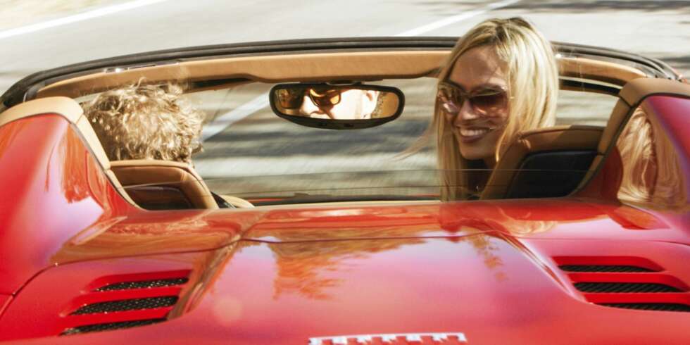 UT PÅ TUR: Ferrari 458 Spider har alt som skal til for å imponere en dame. Det tror i hvert fall artikkelforfatteren som brisket seg på tur med vakre Christina. UT PÅ TUR: Ferrari 458 Spider har alt som skal til for å imponere en dame. Det tror i hvert fall artikkelforfatteren som brisket seg på tur med vakre Christina.