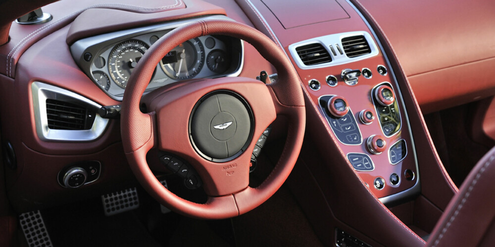 BARE RØR: Ryddig sentralt dashbord (samme som i Vanquish Coupe): Berøringsfølsomt, og med feedback BARE RØR: Ryddig sentralt dashbord (samme som i Vanquish Coupe): Berøringsfølsomt, og med feedback