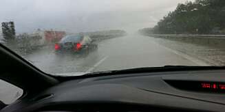 REGN: Bremser farten. REGN: Bremser farten.