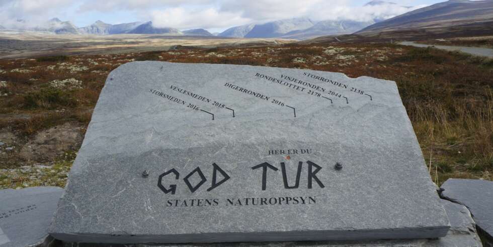 OVERSIKT: Flott steintavle gir grei oversikt over toppene. FOTO: Geir Svardal OVERSIKT: Flott steintavle gir grei oversikt over toppene. FOTO: Geir Svardal