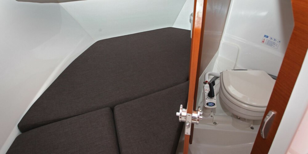 TO LØSNINGER: Velger du Exclusivepakken får du toalettrommet med vanntoalett og septik. Alternativet er en mer plasseffektivt løsning med porta potti gjemt under sengen. FOTO: Petter Handeland TO LØSNINGER: Velger du Exclusivepakken får du toalettrommet med vanntoalett og septik. Alternativet er en mer plasseffektivt løsning med porta potti gjemt under sengen. FOTO: Petter Handeland