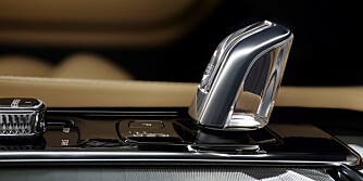 KRYSTALL: Volvo gimmickpynter den sterkeste utgaven av XC90 med girspak i krystallglass. FOTO: Volvo KRYSTALL: Volvo gimmickpynter den sterkeste utgaven av XC90 med girspak i krystallglass. FOTO: Volvo