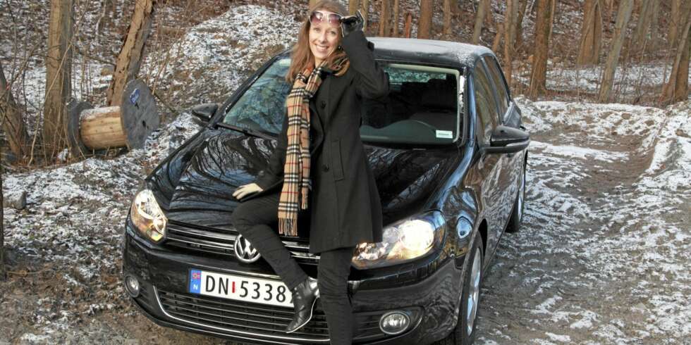 TYPISK: Marianne Kristiansen har gjort som svært mange andre - kjøpt en sort VW Golf. Foto: Egil Nordlien HM Foto TYPISK: Marianne Kristiansen har gjort som svært mange andre - kjøpt en sort VW Golf. Foto: Egil Nordlien HM Foto