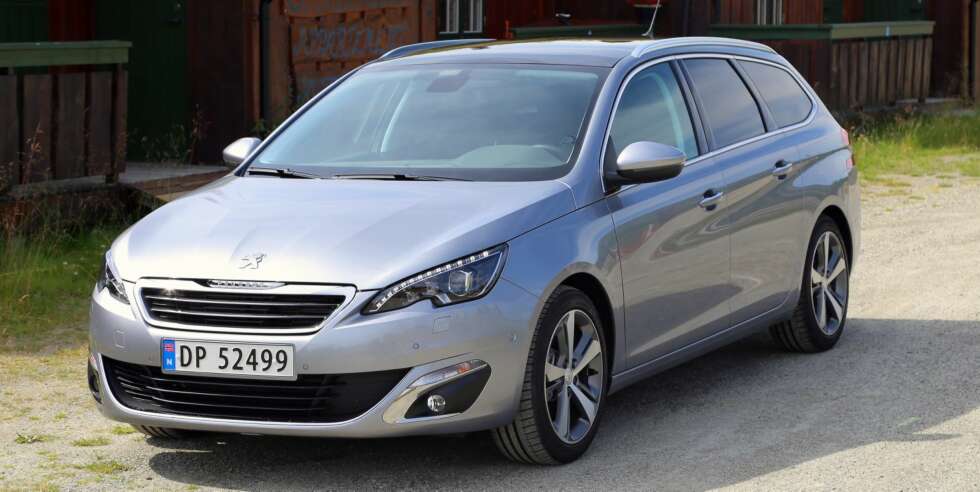 FAMILIEVENN: Mange stasjonsvogner i kompaktklassen er blitt så store at de er fullverdige familiebiler med stort bagasjerom. Peugeot 308 SW er en av dem. Vi synes den fortjener godt salg. FOTO: Terje Bjørnsen FAMILIEVENN: Mange stasjonsvogner i kompaktklassen er blitt så store at de er fullverdige familiebiler med stort bagasjerom. Peugeot 308 SW er en av dem. Vi synes den fortjener godt salg. FOTO: Terje Bjørnsen