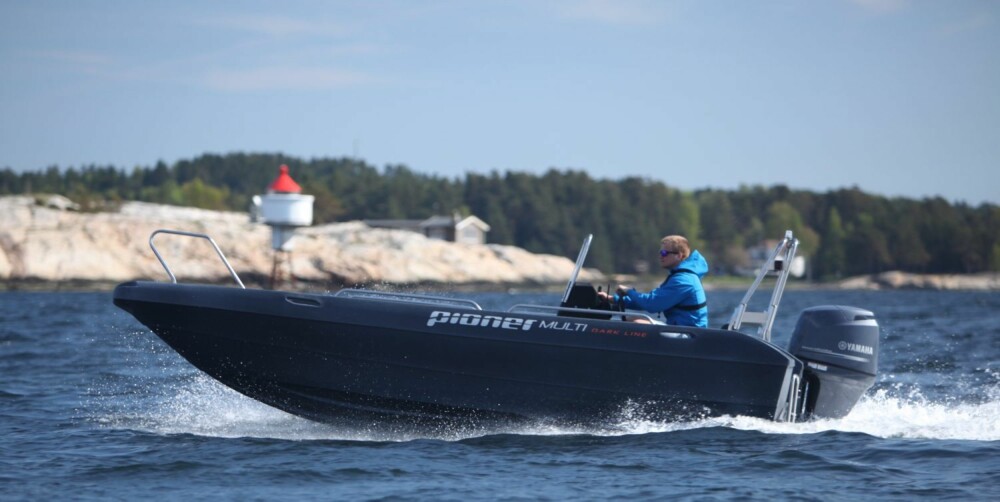 ROBUST SAK: Pioner Multi er bygget for å tåle en trøkk, men kan enkelt repareres dersom uhellet skulle være ute. Katamaranskroget kjører fint, men den brede baugen fanger en del vind. FOTO: Terje Haugen ROBUST SAK: Pioner Multi er bygget for å tåle en trøkk, men kan enkelt repareres dersom uhellet skulle være ute. Katamaranskroget kjører fint, men den brede baugen fanger en del vind. FOTO: Terje Haugen