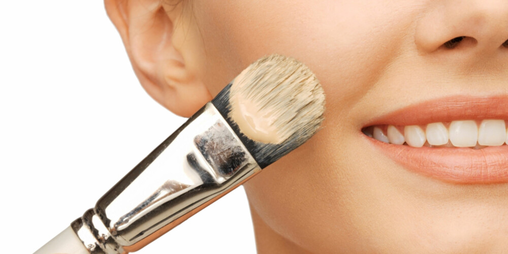 SMINK DEG YNGRE: Det går fint an å sminke ansiktet både yngre og mer glødende lover make-up artisten. SMINK DEG YNGRE: Det går fint an å sminke ansiktet både yngre og mer glødende lover make-up artisten.