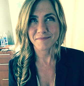 UNGT HÅR: Jennifer Aniston har vært kjent for sine hårfrisyrer helt siden hun spilte Rachel Green i Friends. I dag er skuespillerinnen i 40-årene, men holder fast på sin "unge" hårfrisyre. UNGT HÅR: Jennifer Aniston har vært kjent for sine hårfrisyrer helt siden hun spilte Rachel Green i Friends. I dag er skuespillerinnen i 40-årene, men holder fast på sin "unge" hårfrisyre.