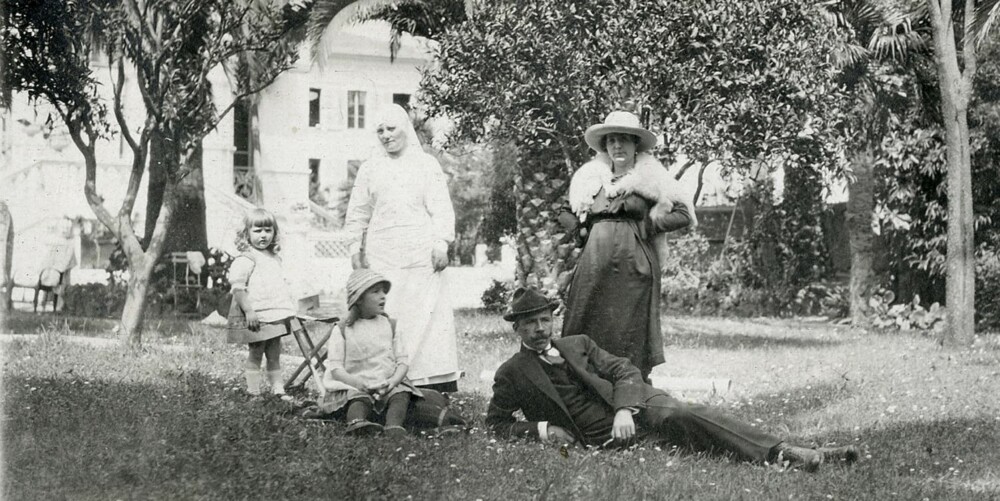 Aasen med sin første kone, døtrene Inger (til v.) og Hjørdis, samt en barnepike foran luksusvillaen i Nice, rundt 1920. Aasen med sin første kone, døtrene Inger (til v.) og Hjørdis, samt en barnepike foran luksusvillaen i Nice, rundt 1920.