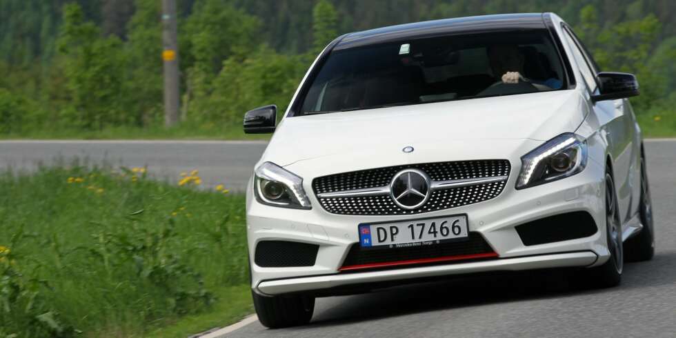 HARDT: Kompaktraceren fra Mercedes er ""Engineered by AMG"", og AMG-gjengen liker det hardt. Det kjenner du alltid, dette er et ""ultrasportsunderstell"". Du kan få den med et litt mykere sportsunderstell eller normalunderstell om du vil. FOTO: Petter Handeland HARDT: Kompaktraceren fra Mercedes er ""Engineered by AMG"", og AMG-gjengen liker det hardt. Det kjenner du alltid, dette er et ""ultrasportsunderstell"". Du kan få den med et litt mykere sportsunderstell eller normalunderstell om du vil. FOTO: Petter Handeland