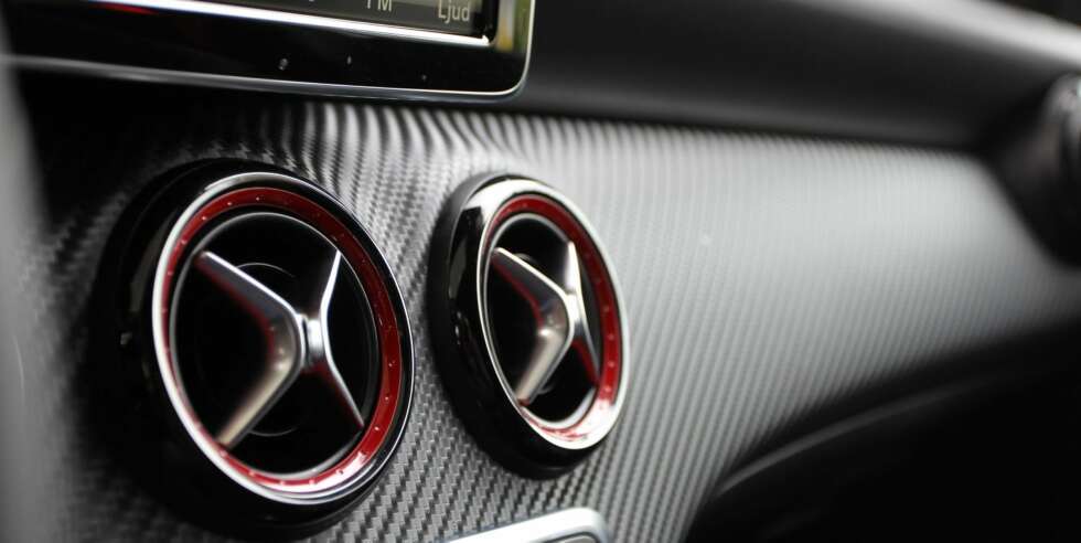 AMG: Røde ventiler à la SLS og karbonimitasjon. FOTO: Petter Handeland AMG: Røde ventiler à la SLS og karbonimitasjon. FOTO: Petter Handeland