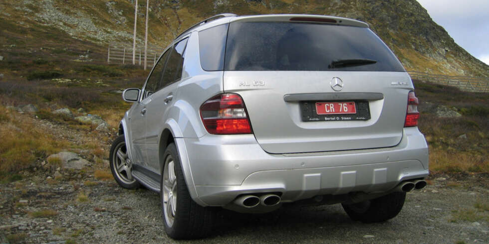 BENSINMOTOR: Mercedes ML 63 AMG er blant de aller råeste SUV-ene. Den er utstyrt med en 6,3 liters V8-motor som yter 510 hk og som leverer maksimalt dreiemoment på 630 newtonmeter ved 5.200 omdreininger i minuttet. Motoren er selvpustende og har verken turbo eller kompressor. Effekten oppnås ved høyt turtall – hele 7250 omdreininger i minuttet. Heftig lydbilde garantert. FOTO: Martin Jansen BENSINMOTOR: Mercedes ML 63 AMG er blant de aller råeste SUV-ene. Den er utstyrt med en 6,3 liters V8-motor som yter 510 hk og som leverer maksimalt dreiemoment på 630 newtonmeter ved 5.200 omdreininger i minuttet. Motoren er selvpustende og har verken turbo eller kompressor. Effekten oppnås ved høyt turtall – hele 7250 omdreininger i minuttet. Heftig lydbilde garantert. FOTO: Martin Jansen