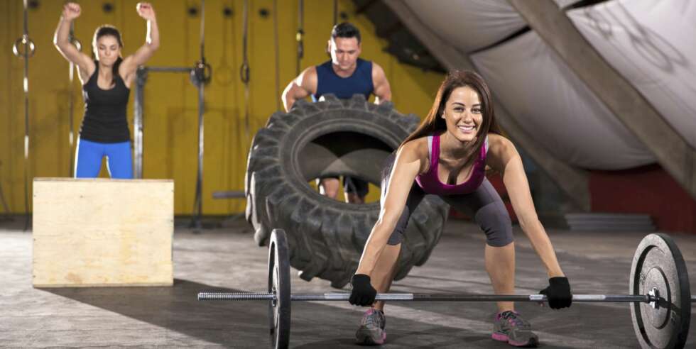 CROSSFIT: Innholdet i crossfit-øktene varieres hele tiden, og man trener styrke og kondisjon kombinert. Man utfører et bredt spekter av øvelser, og blir målt på tid. CROSSFIT: Innholdet i crossfit-øktene varieres hele tiden, og man trener styrke og kondisjon kombinert. Man utfører et bredt spekter av øvelser, og blir målt på tid.