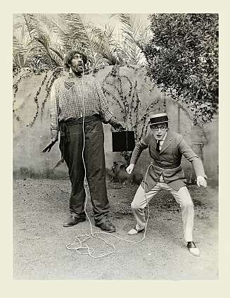 Aasen med Harold Lloyd i gigantens første filmrolle. Aasen med Harold Lloyd i gigantens første filmrolle.