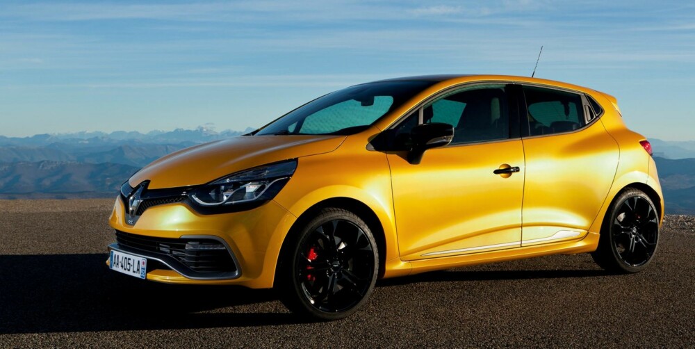 RS CUP: I Cup-versjon får du litt stivere understell, litt lavere bakkeklaring og litt større bremser. En baneversjon av allerede veldig kapable Clio RS. RS CUP: I Cup-versjon får du litt stivere understell, litt lavere bakkeklaring og litt større bremser. En baneversjon av allerede veldig kapable Clio RS.