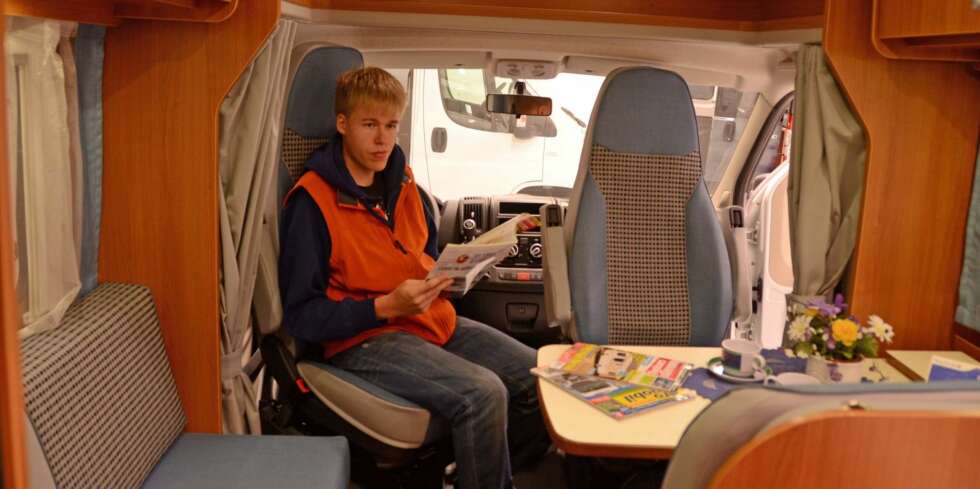 KOMFORT: Sittegruppen på bilens høyre, med sofaen inkludert, kan gjøres om til seng. KOMFORT: Sittegruppen på bilens høyre, med sofaen inkludert, kan gjøres om til seng.