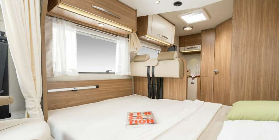FOR TO: Sofaen kan res opp til en seng for to. FOR TO: Sofaen kan res opp til en seng for to.