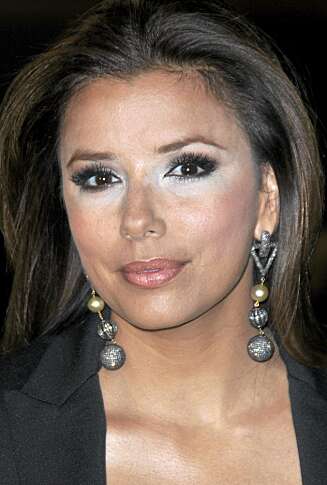 CONCEALER: Eva Longoria har valgt en altfor lys farge på concealeren sin. CONCEALER: Eva Longoria har valgt en altfor lys farge på concealeren sin.