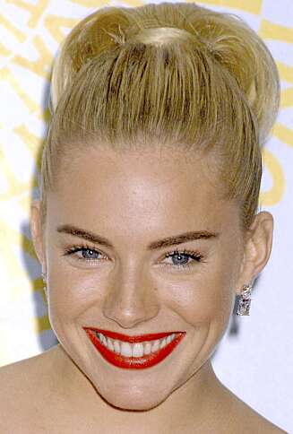 ØYENBRYN: Sienna Miller har brukt en litt for kraftig farge på øynebrynene sine. ØYENBRYN: Sienna Miller har brukt en litt for kraftig farge på øynebrynene sine.
