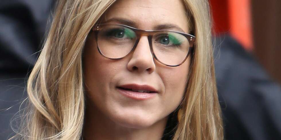 BRILLEFIN: Det kan være vanskelig å finne en brille som du både liker og som kler ansiktsformen din. Her ser det i alle fall ut som om Jennifer Aniston har funnet sin favoritt! BRILLEFIN: Det kan være vanskelig å finne en brille som du både liker og som kler ansiktsformen din. Her ser det i alle fall ut som om Jennifer Aniston har funnet sin favoritt!