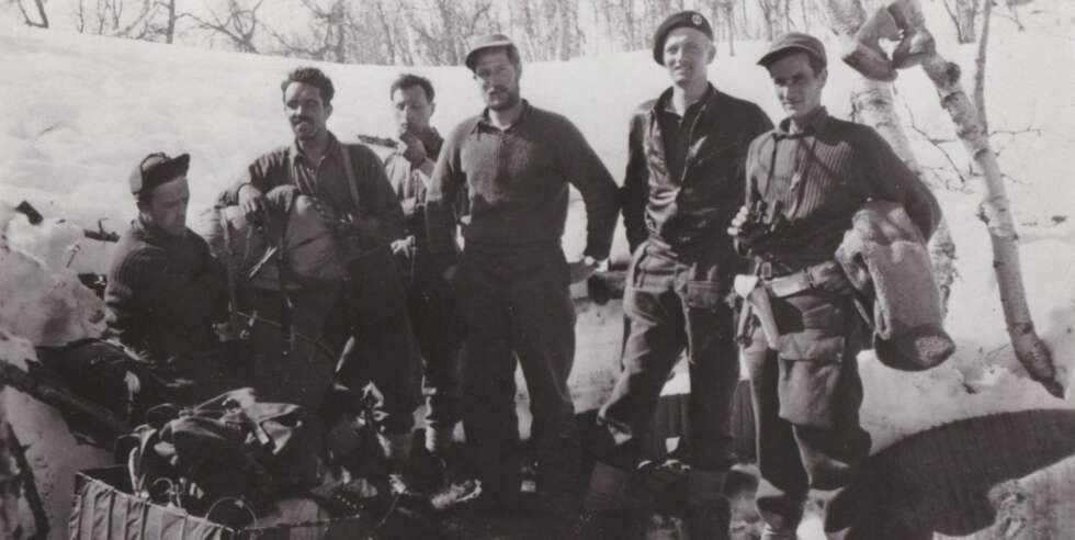 Halve Waxwing-gruppen fotografert ved Orrevatn i Namskogen: Fra venstre Peter Sperre, Brede Bredesen, Axel Sanderud, Helmer Ryen, Henrik Hafstad og Sverre Gotvassli. Sammen med dem ble det droppet store mengder våpen og utstyr. Halve Waxwing-gruppen fotografert ved Orrevatn i Namskogen: Fra venstre Peter Sperre, Brede Bredesen, Axel Sanderud, Helmer Ryen, Henrik Hafstad og Sverre Gotvassli. Sammen med dem ble det droppet store mengder våpen og utstyr.