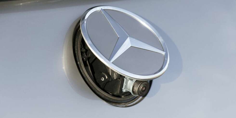 RYGGEKAMERA: I Norge bør kameraet helst være skjult når det ikke er i bruk. Hvis ikke blir linsa svart på et blunk vinterstid. FOTO: Mercedes RYGGEKAMERA: I Norge bør kameraet helst være skjult når det ikke er i bruk. Hvis ikke blir linsa svart på et blunk vinterstid. FOTO: Mercedes
