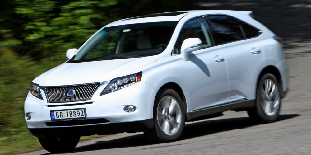GJENGANGER PÅ TOPP: Lexus RX, i Norge normalt å finne i hybridutgave, holder seg i toppen blant SUV-ene uansett årsmodell. FOTO: Egil Nordlien, HM Foto GJENGANGER PÅ TOPP: Lexus RX, i Norge normalt å finne i hybridutgave, holder seg i toppen blant SUV-ene uansett årsmodell. FOTO: Egil Nordlien, HM Foto