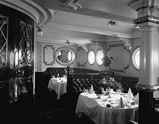 Passasjerene rakk bare så vidt et måltid i den flotte restauranten. Passasjerene rakk bare så vidt et måltid i den flotte restauranten.