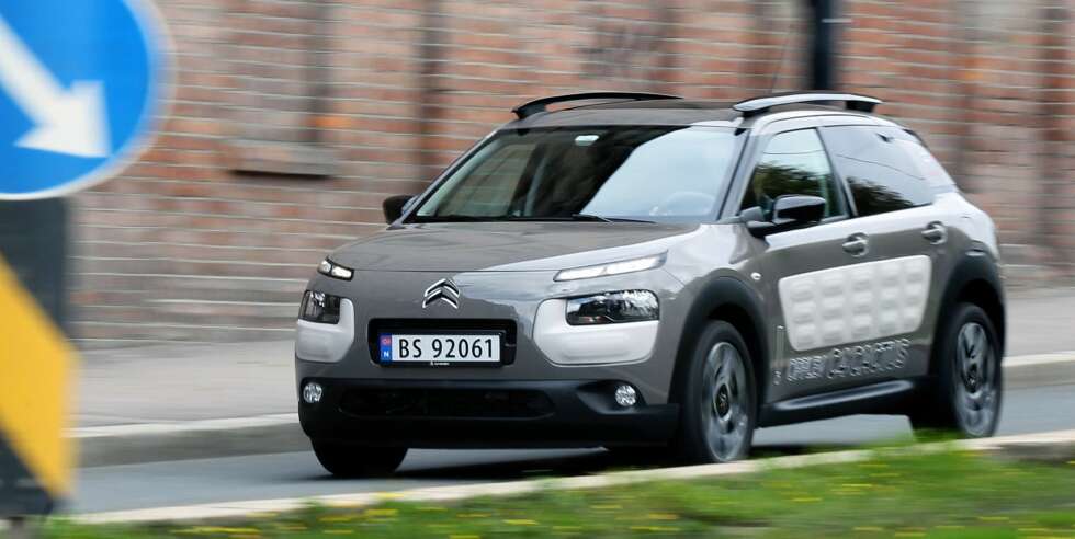 SÆREGENT: Utseendet til C4 Cactus er spesielt. Den minner om en SUV, men er i realiteten knapt nok høyere enn en vanlig kompaktbil. FOTO: Petter Handeland SÆREGENT: Utseendet til C4 Cactus er spesielt. Den minner om en SUV, men er i realiteten knapt nok høyere enn en vanlig kompaktbil. FOTO: Petter Handeland