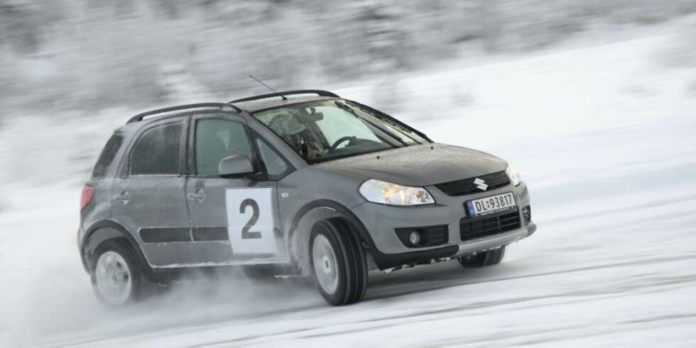 UKOMPLISERT: Suzuki SX4 er en liten og enkel bil. FOTO: Egil Nordlien, HM Foto UKOMPLISERT: Suzuki SX4 er en liten og enkel bil. FOTO: Egil Nordlien, HM Foto