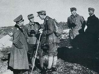 Lørdag kveld 28. juni 1941 møttes øverstkommanderende, generaloberst Nikolaus von Falkenhorst (t.v.) og korpssjef, general Eduard Dietel (t.h. med stav) på bergryggen Kuosmoaivi for å overvære angrepsåpningen noen timer senere. Lørdag kveld 28. juni 1941 møttes øverstkommanderende, generaloberst Nikolaus von Falkenhorst (t.v.) og korpssjef, general Eduard Dietel (t.h. med stav) på bergryggen Kuosmoaivi for å overvære angrepsåpningen noen timer senere.