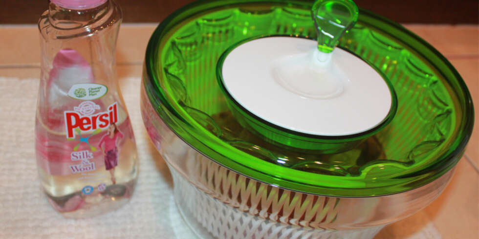 VASK I SALATSPINNEREN: Mild vaskemiddel og en salatspinner er alt du trenger for å vaske det lekreste undertøyet ditt. VASK I SALATSPINNEREN: Mild vaskemiddel og en salatspinner er alt du trenger for å vaske det lekreste undertøyet ditt.