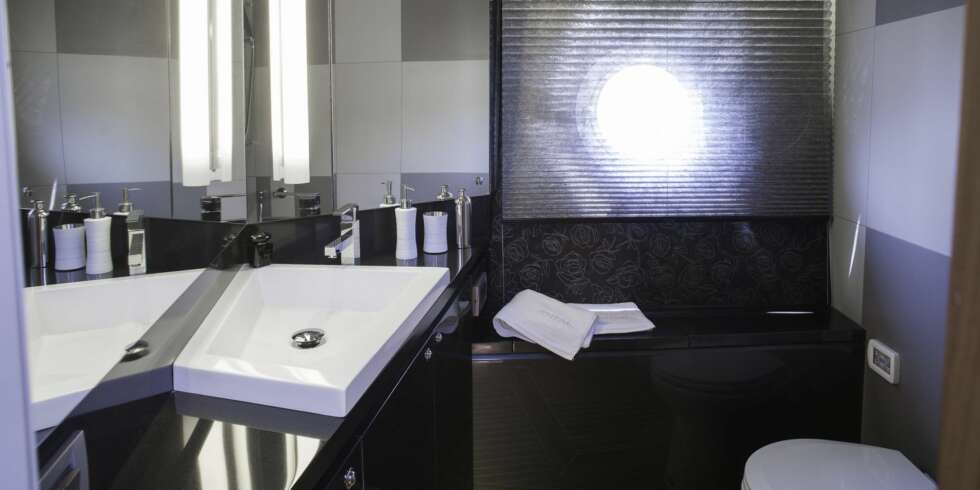 ENORM LUKSUS: Det mangler ikke på luksus i den spennende 44- foteren. Det flislagte badet er ett av mange eksempler. Stolene ved førerplass er selvfølgelig trukket i det fineste skinn. FOTO: Brioni ENORM LUKSUS: Det mangler ikke på luksus i den spennende 44- foteren. Det flislagte badet er ett av mange eksempler. Stolene ved førerplass er selvfølgelig trukket i det fineste skinn. FOTO: Brioni